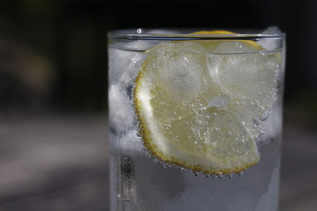 Imagen de agua con limon