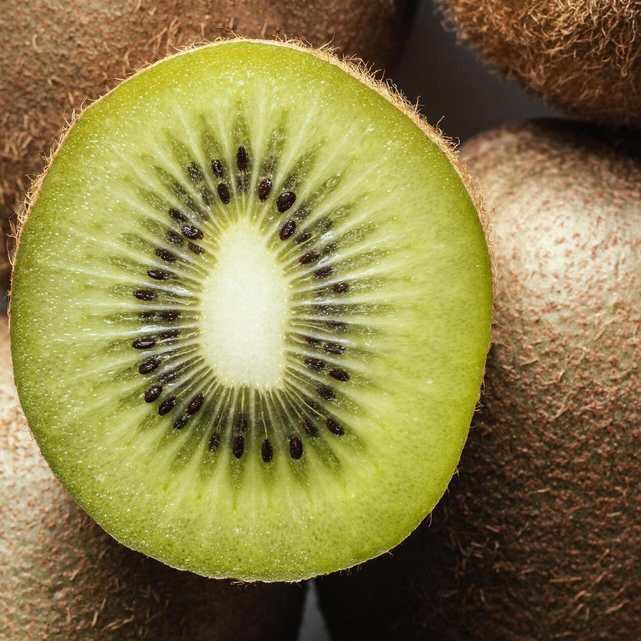 ¿El kiwi estriñe o es bueno para el estreñimiento?