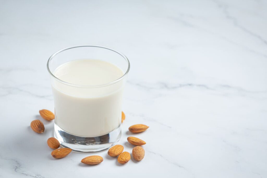 ¿La leche de almendras engorda?